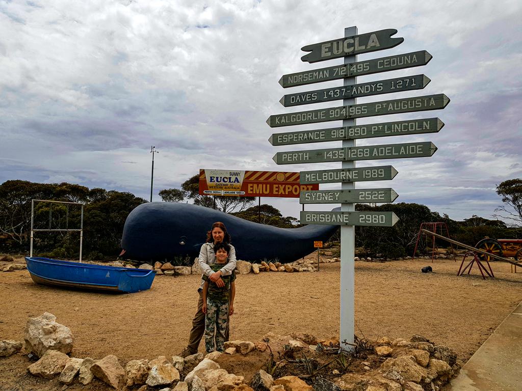 A woman with a child in Eucla on the Nullarbor