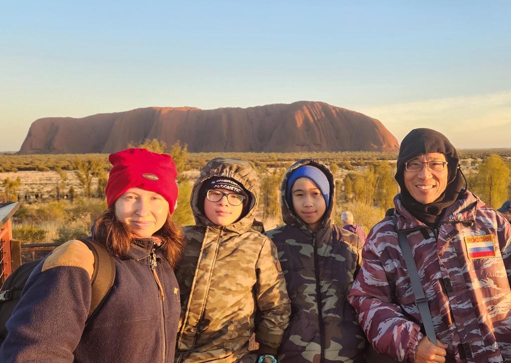 Family oif 4 in front of Uluru